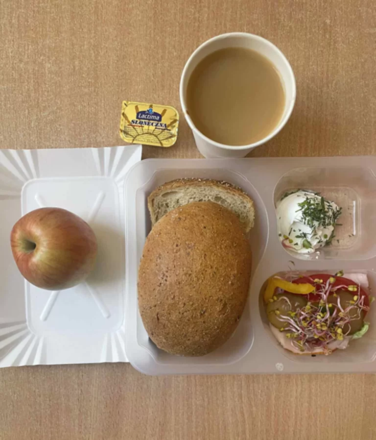 Śniadanie: dieta z ograniczeniem łatwoprzyswajalnych węglowodanów (Chorzów, Sosnowiec) 
kawa zbożowa - chleb graham - grahamka -  margaryna - pasta z twarożku z ogórkiem - łopatka konserwowa - pomidor - sałata - ogórek – papryka – kiełki – jabłko 
A: GLU, SOJ, MLE, SEL, GOR
