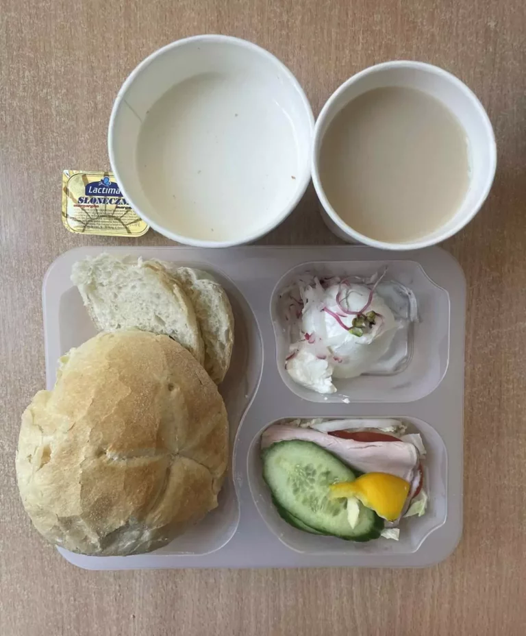 Śniadanie: dieta podstawowa (Chorzów, Sosnowiec) 
Zupa mleczna z brązowym ryżem – kawa zbożowa – chleb śląski – kajzerka – margaryna – pasta z twarogu z rzodkiewką – łopatka konserwowa – pomidor – ogórek – papryka – sałata -  kiełki kalarepy
A: GLU, SOJ, MLE, SEL, GOR 
