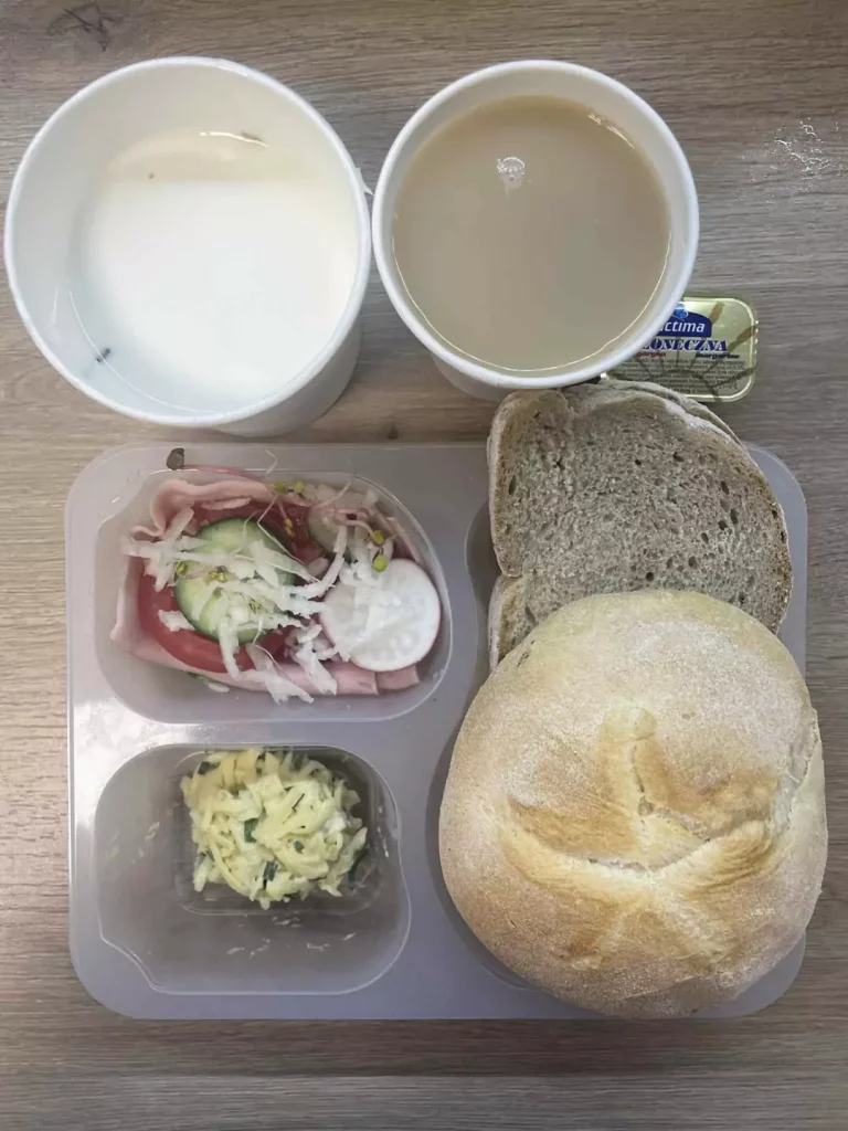Śniadanie: dieta podstawowa (Chorzów, Sosnowiec) 
Zupa mleczna z kaszą manną – kawa zbożowa – chleb śląski – kajzerka – margaryna – pasta serowa ze szczypiorkiem – polędwica sopocka – rzodkiewka – sałata – pomidor – ogórek – kiełki 
A: GLU, SOJ, MLE, SEL 
