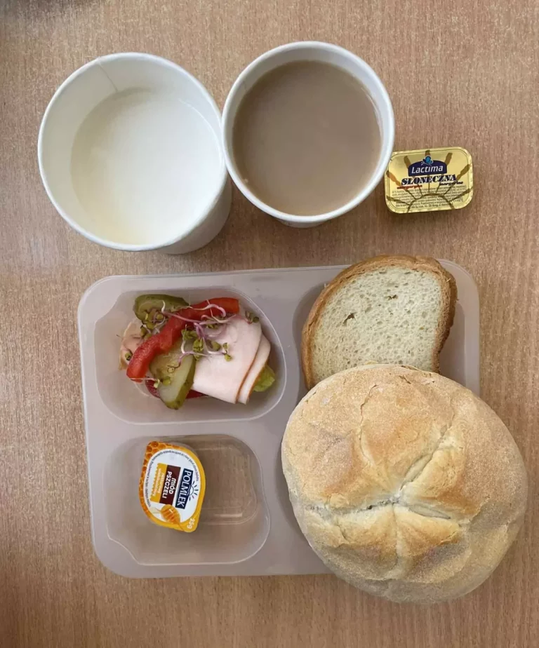 Śniadanie: dieta podstawowa (Chorzów, Sosnowiec) 
Zupa mleczna z płatkami owsianymi – kawa zbożowa – chleb śląski – kajzerka – margaryna – polędwica sopocka – miód pszczeli – pomidor – sałata – papryka – ogórek kiszony – kiełki 
A: GLU SOJ, MLE, SEL 
