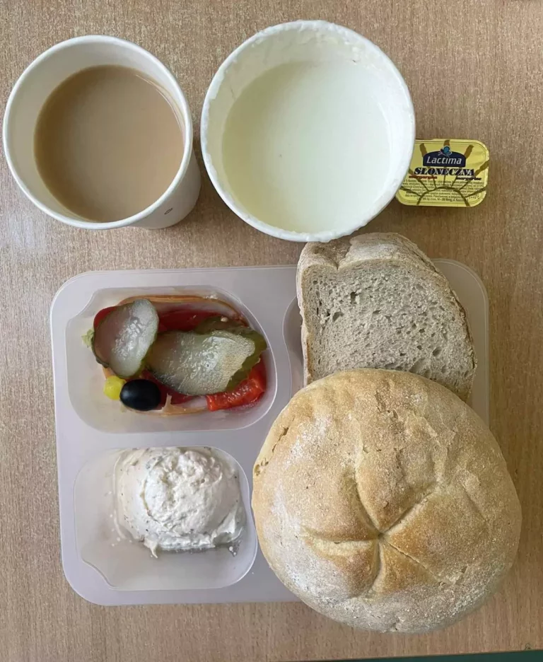 Śniadanie: dieta podstawowa (Chorzów, Sosnowiec) 
Zupa mleczna z brązowym ryżem – kawa zbożowa – chleb śląski – kajzerka – margaryna – pasta z twarogu z suszonymi pomidorami i bazylią – szynkowa dębowa – ogórek kiszony– sałata – papryka – oliwki – pomidor 
A: GLU, MLE 
