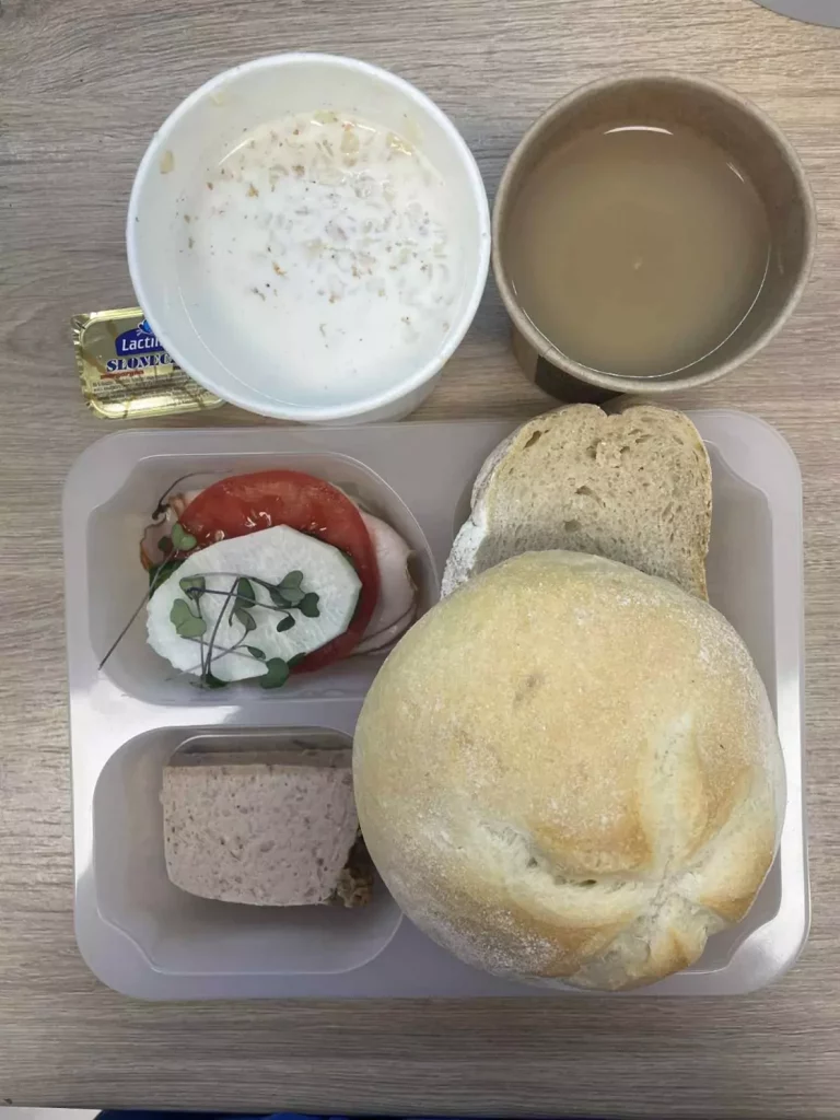 Śniadanie: dieta podstawowa (Chorzów, Sosnowiec) 
Zupa mleczna z płatkami gryczanymi – kawa zbożowa – chleb śląski – kajzerka – pasztet z kurczaka – margaryna – szynka biała – papryka – sałata – pomidor – rzepa – kiełki - ogórek
A: GLU, JAJ, SOJ, MLE, SEL, GOR  
