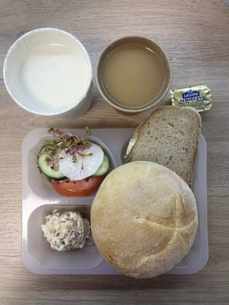 Śniadanie: dieta podstawowa (Chorzów, Sosnowiec) 
Zupa mleczna z kaszą manną – kawa zbożowa – chleb śląski – kajzerka – pasta jajeczna z koperkiem – szynka konserwowa wieprzowa – pomidor – sałata – ogórek – rzepa – kiełki 
A: GLU, JAJ, SOJ, MLE, SEL, GOR 
