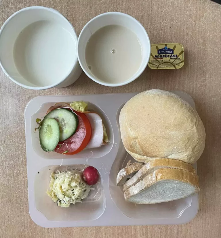 Śniadanie: dieta podstawowa (Chorzów, Sosnowiec) 
Zupa mleczna z płatkami owsianymi – kawa zbożowa – chleb śląski – kajzerka – margaryna – pasta serowa ze szczypiorkiem – pomidor – sałata – ogórek – rzodkiewka – kiełki 
A: GLU, MLE

