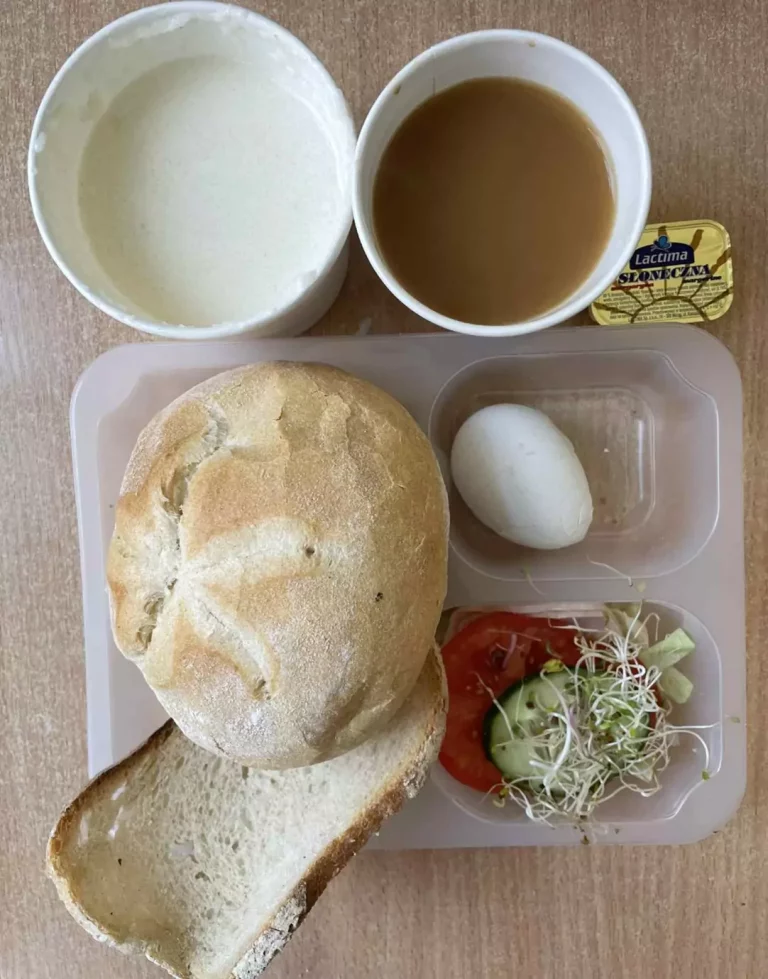 Śniadanie: dieta podstawowa (Chorzów, Sosnowiec) 
Zupa mleczna z brązowym ryżem – kawa zbożowa – chleb śląski – kajzerka – jaja gotowane – łopatka konserwowa – ogórek – sałata – pomidor – kiełki 
A: GLU, JAJ, SOJ, MLE, SEL, GOR 

