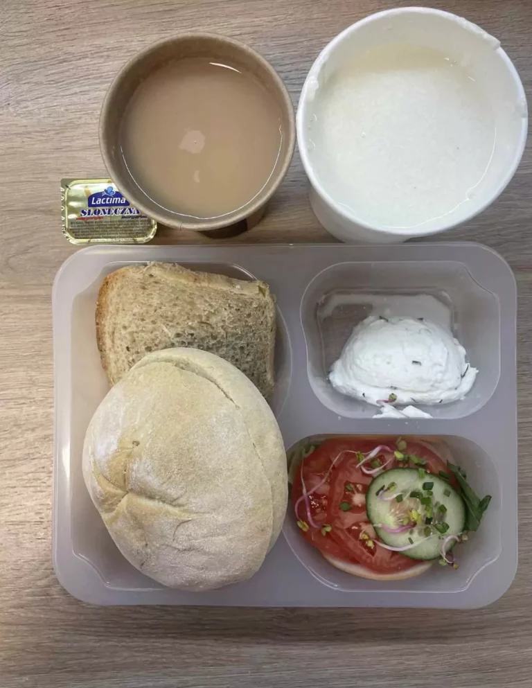 Śniadanie: dieta podstawowa (Chorzów, Sosnowiec) 
Zupa mleczna z kaszą manną – kawa zbożowa – chleb śląski – kajzerka – margaryna – pasta z twarożku z ogórkiem – polędwica sopocka – rzodkiewka – sałata – pomidor – ogórek - kiełki
A: GLU, SOJ, MLE, SEL 

