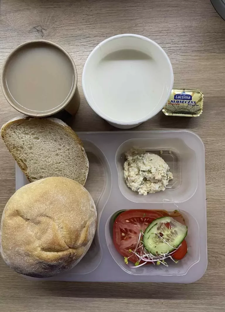 Śniadanie: dieta podstawowa (Chorzów, Sosnowiec) 
Zupa mleczna z kaszą orkiszową – kawa  zbożowa – chleb śląski – kajzerka – pasta jajeczna z koperkiem – szynka rzeźnika – pomidor – sałata – kiełki - ogórek
A: GLU, JAJ, SOJ, MLE, SEL, GOR 
