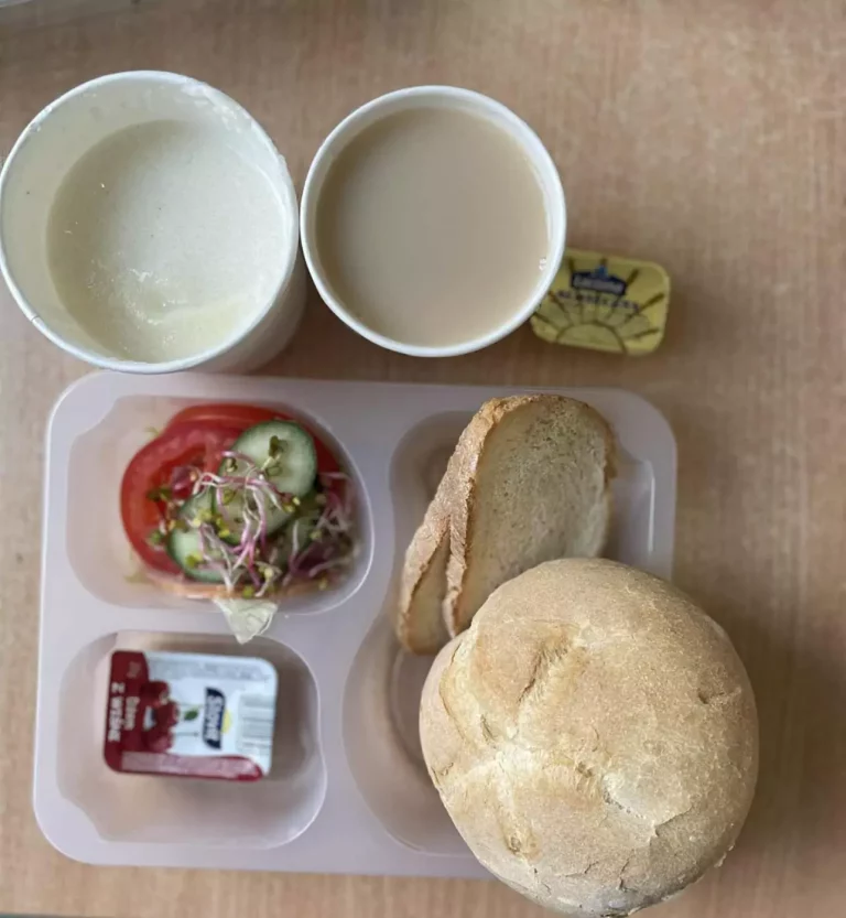 Śniadanie: dieta podstawowa (Chorzów, Sosnowiec) 
Zupa mleczna z płatkami owsianymi - kawa zbożowa - chleb śląski - kajzerka - dżem owocowy niskosłodzony - szynka rzeźnika - ogórek - sałata
A: GLU, SOJ, MLE, SEL

