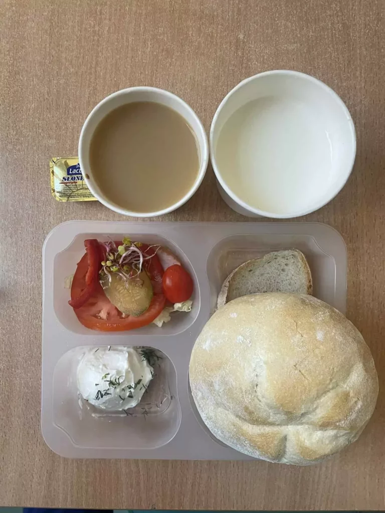 Śniadanie: dieta podstawowa (Chorzów, Sosnowiec) 
Zupa mleczna z płatkami owsianymi - kawa zbożowa - chleb śląski - kajzerka - margaryna - pasta z twarożku z ogórkiem zielonym - łopatka konserwowa - pomidor – sałata – ogórek – papryka – kiełki 
A: GLU, SOJ, MLE, SEL, GOR
