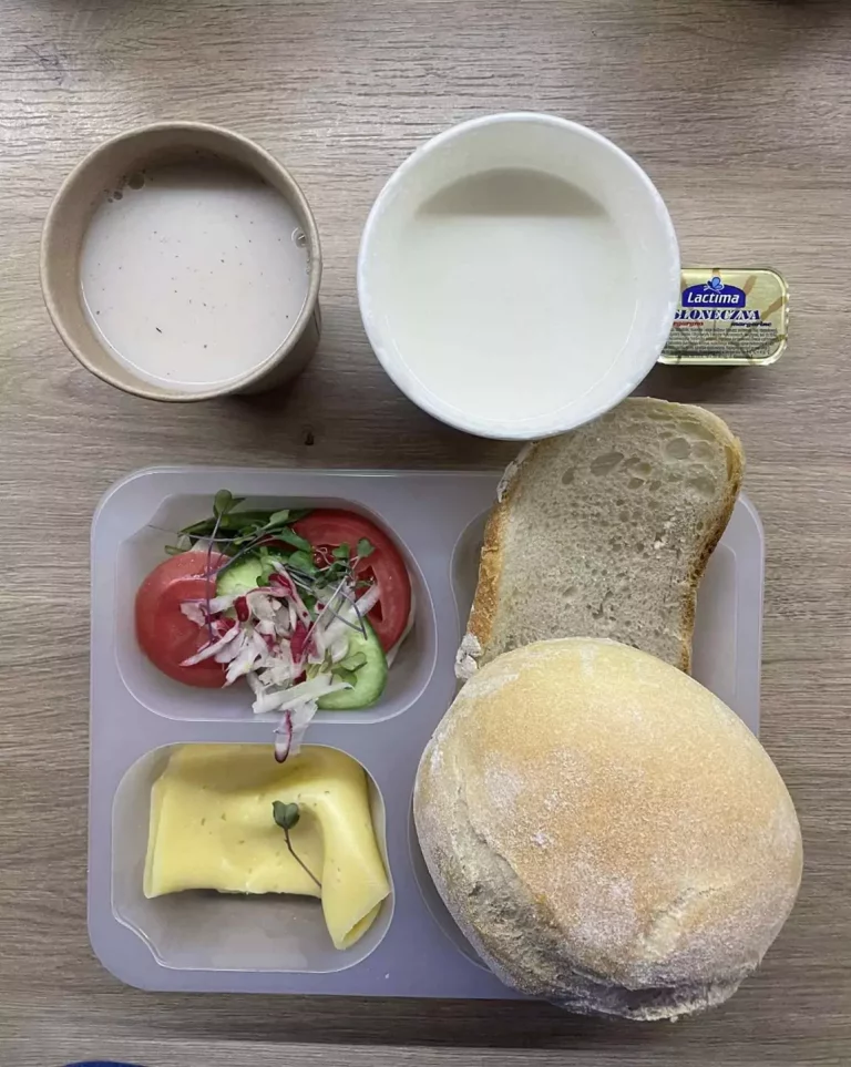 Śniadanie: dieta podstawowa (Chorzów, Sosnowiec) 
Zupa mleczna z kaszą orkiszową - kawa zbożowa - chleb śląski - kajzerka - margaryna - ser żółty - szynkowa z kurczakiem - ogórek – sałata – pomidor – rzodkiewka – kiełki 
A: GLU, SOJ, MLE, SEL, GOR 
