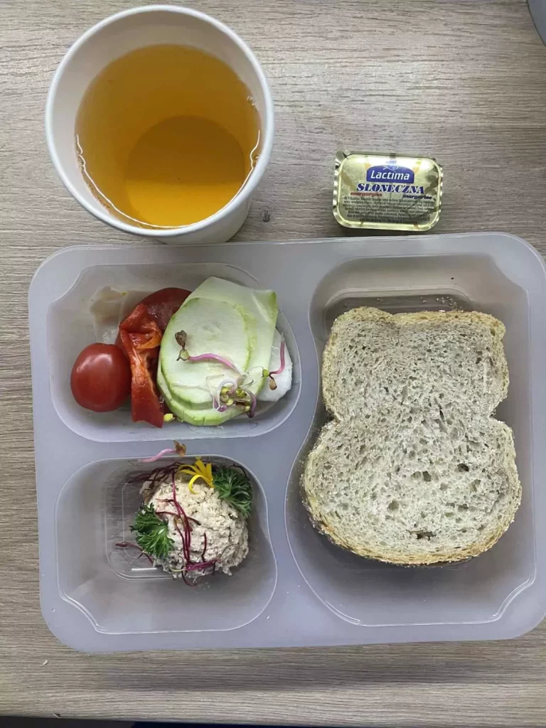 Kolacja: dieta z ograniczeniem łatwoprzyswajalnych węglowodanów (Chorzów, Sosnowiec) 
herbata - chleb graham - margaryna – szynka biała rzeźnika – pasta z kurczaka z natką pietruszki – pomidor – ogórek – rzodkiewka – papryka – kiełki – sałata 
A: GLU, SOJ, MLE, SEL, GOR 
