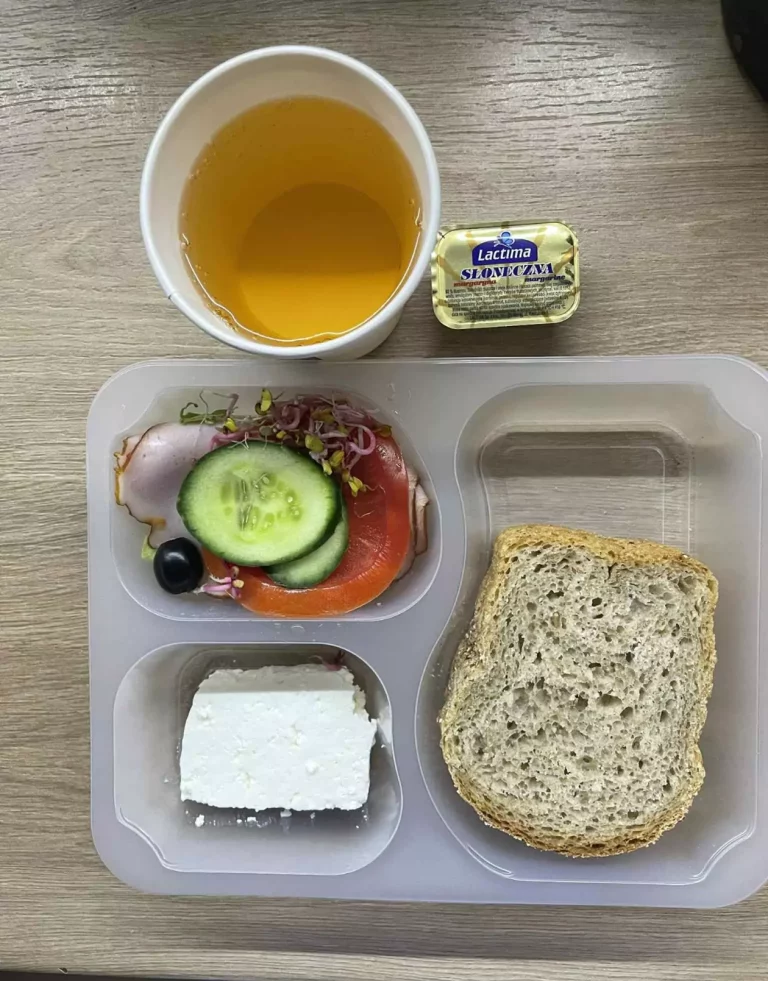 Kolacja: dieta z ograniczeniem łatwoprzyswajalnych węglowodanów (Chorzów, Sosnowiec) 
herbata - chleb graham - margaryna – łopatka konserwowa – twaróg krajanka – ogórek – pomidor – kiełki – oliwki – sałata 
A: GLU, SOJ, MLE, SEL, GOR 
