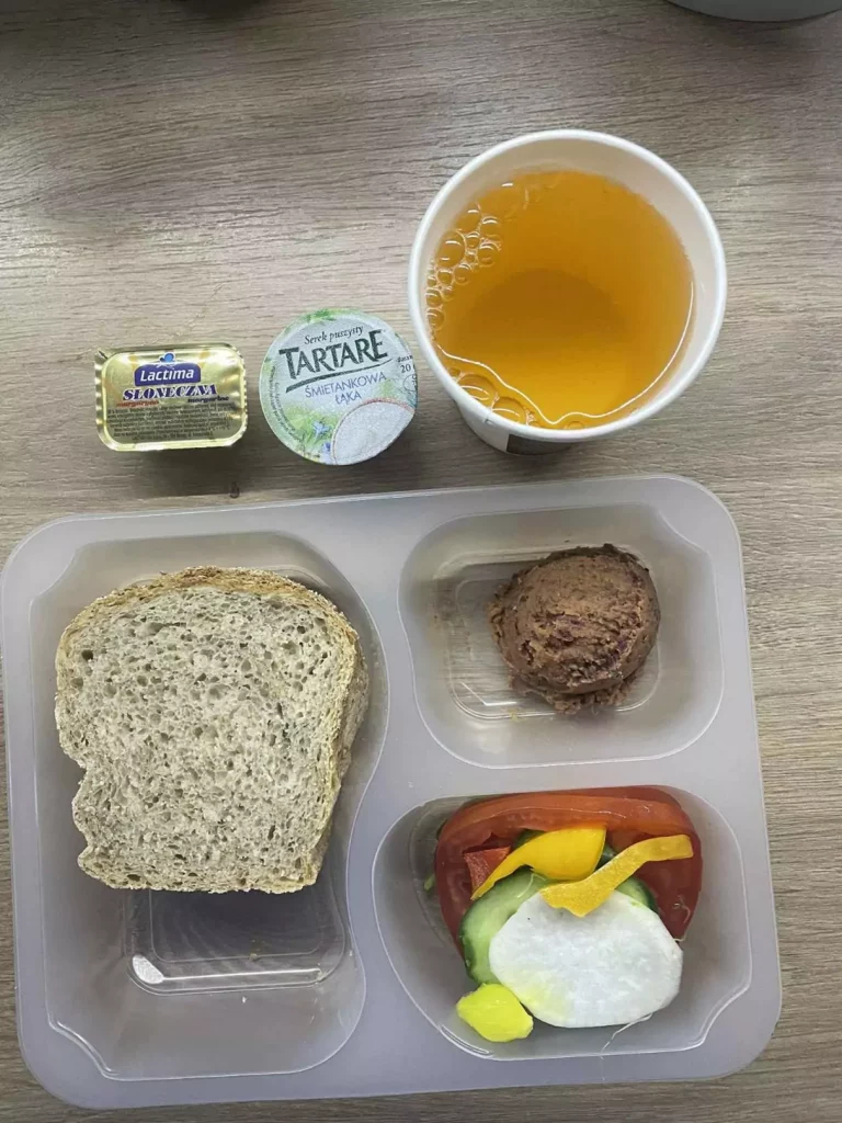 Kolacja: dieta z ograniczeniem łatwoprzyswajalnych węglowodanów (Chorzów, Sosnowiec) 
herbata - chleb graham - margaryna – pasta z czerwonej fasolki – serek śmietankowy – pomidor – papryka – rzodkiewka – ogórek 
A: GLU, MEL 
