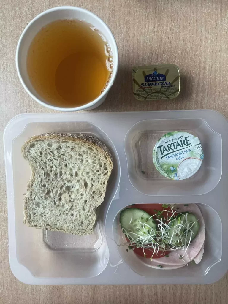 Kolacja: dieta z ograniczeniem łatwoprzyswajalnych węglowodanów (Chorzów, Sosnowiec) 
herbata - chleb graham - margaryna –  serek śmietankowa łąka – polędwica sopocka – pomidor – ogórek – kiełki -  sałata – pomidor koktajlowy 
A: GLU, SOJ, MLE, SEL  
