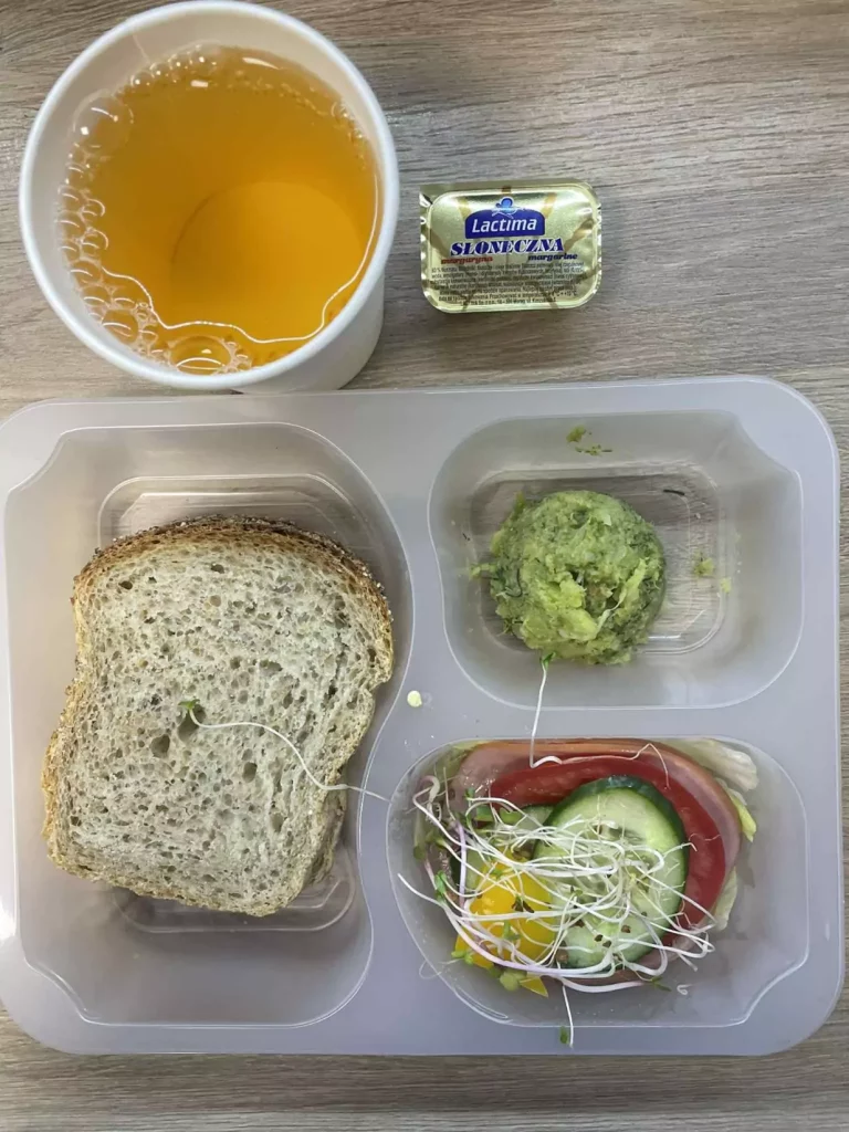 Kolacja: dieta z ograniczeniem łatwoprzyswajalnych węglowodanów (Chorzów, Sosnowiec) 
herbata - chleb graham - margaryna –  szynka rzeźnika – pasta z brokułu – ogórek – pomidor – sałata – papryka - kiełki
A: GLU, SOJ, MLE, SEL 
