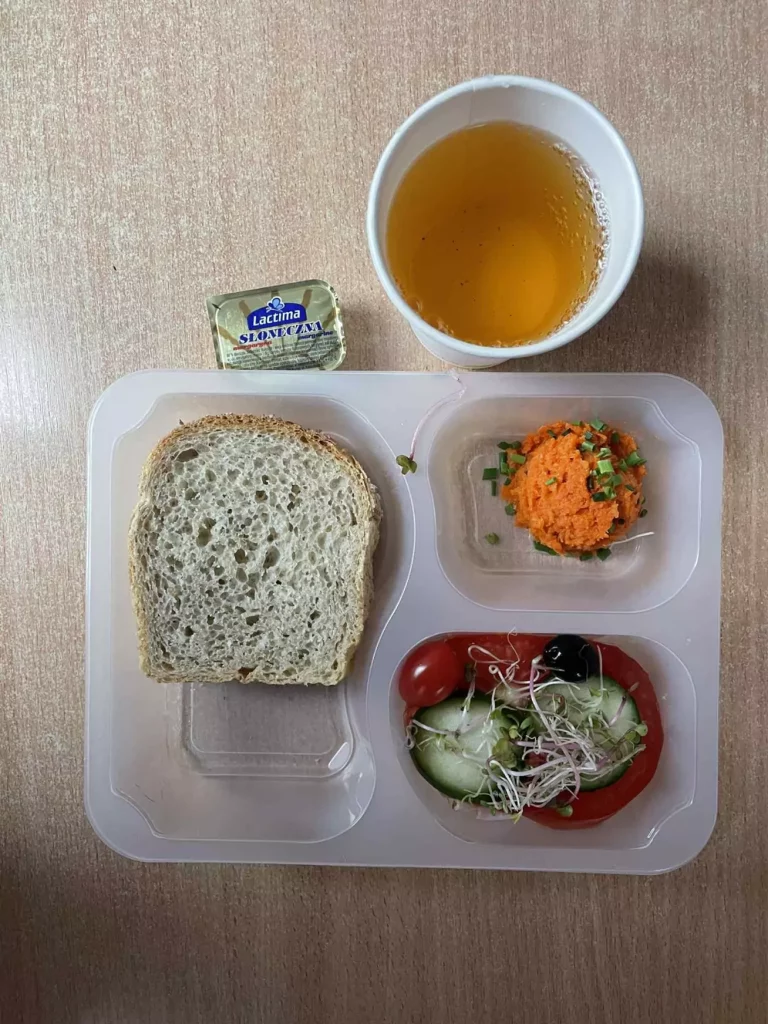 Kolacja: dieta z ograniczeniem łatwoprzyswajalnych węglowodanów (Chorzów, Sosnowiec) 
herbata - chleb graham – margaryna – pasta z pieczonej marchewki – szynkowa z kurczakiem – rzodkiewka – ogórek – pomidor – sałata -  kiełki – oliwki 
A: GLU, SOJ, MLE, GOR 
