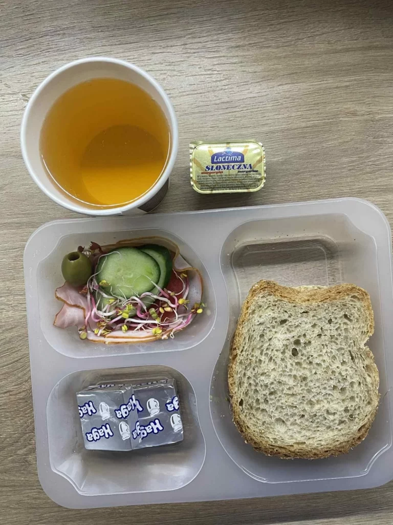 Kolacja: dieta z ograniczeniem łatwoprzyswajalnych węglowodanów (Chorzów, Sosnowiec) herbata - chleb graham - margaryna – twaróg krajanka – łopatka konserwowa – ogórek – sałata – pomidor – kiełki - oliwki
A: GLU, SOJ, MLE, SEL, GOR 
