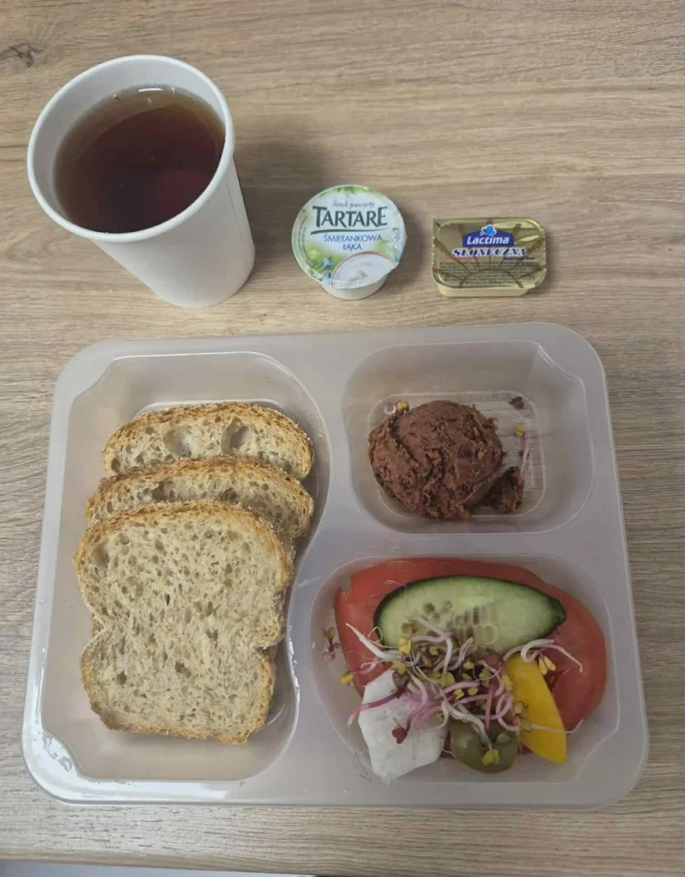 Kolacja: dieta z ograniczeniem łatwoprzyswajalnych węglowodanów (Chorzów, Sosnowiec) herbata - chleb graham - margaryna –  pasta z czerwonej fasolki – serek śmietankowy – pomidor – oliwki – papryka – ogórek – rzodkiewka – kiełki 
A: GLU, MLE 
