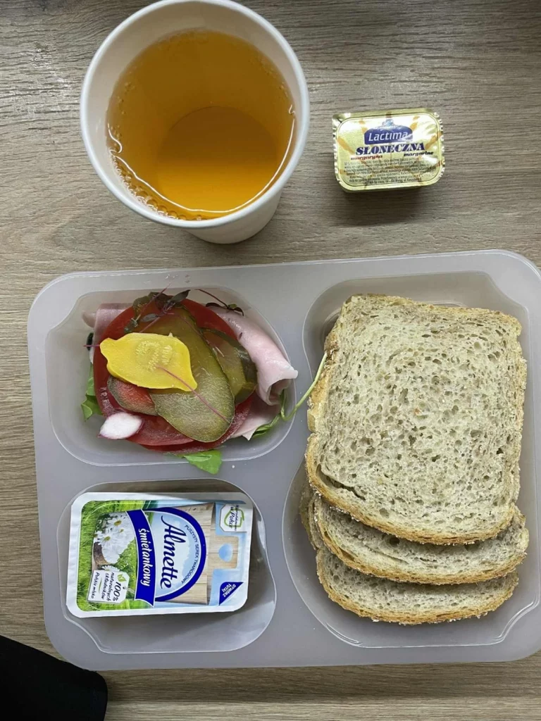 Kolacja: dieta z ograniczeniem łatwoprzyswajalnych węglowodanów (Chorzów, Sosnowiec) herbata - chleb graham - margaryna – serek Kiri -szynka konserwowa – pomidor – ogórek kiszony – sałata – papryka – oliwki 
A: GLU, SOJ, MLE, SEL, GOR  

