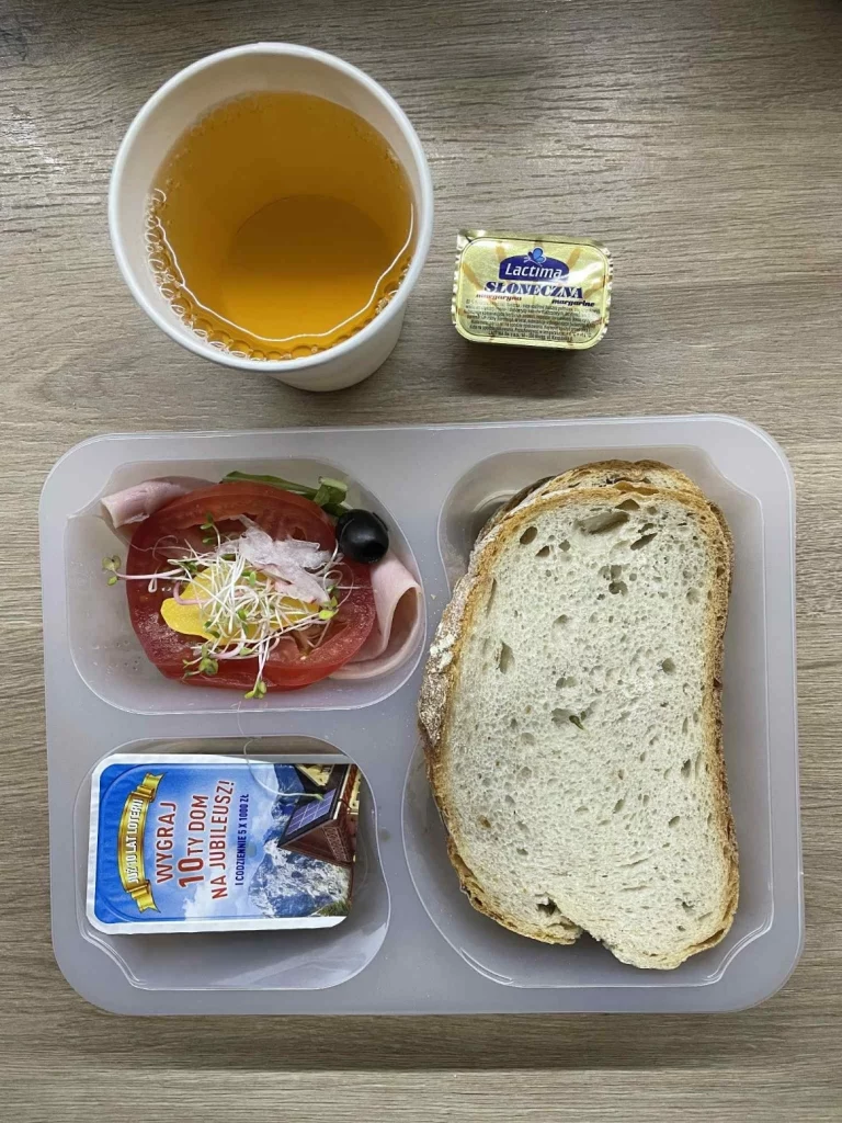 Kolacja: dieta podstawowa (Chorzów, Sosnowiec) Herbata - chleb śląski – margaryna  - serek Kiri – szynka konserwowa wieprzowa – pomidor – kiełki – sałata – ogórek kiszony – oliwki
A: GLU, SOJ, MLE, SEL, GOR 
