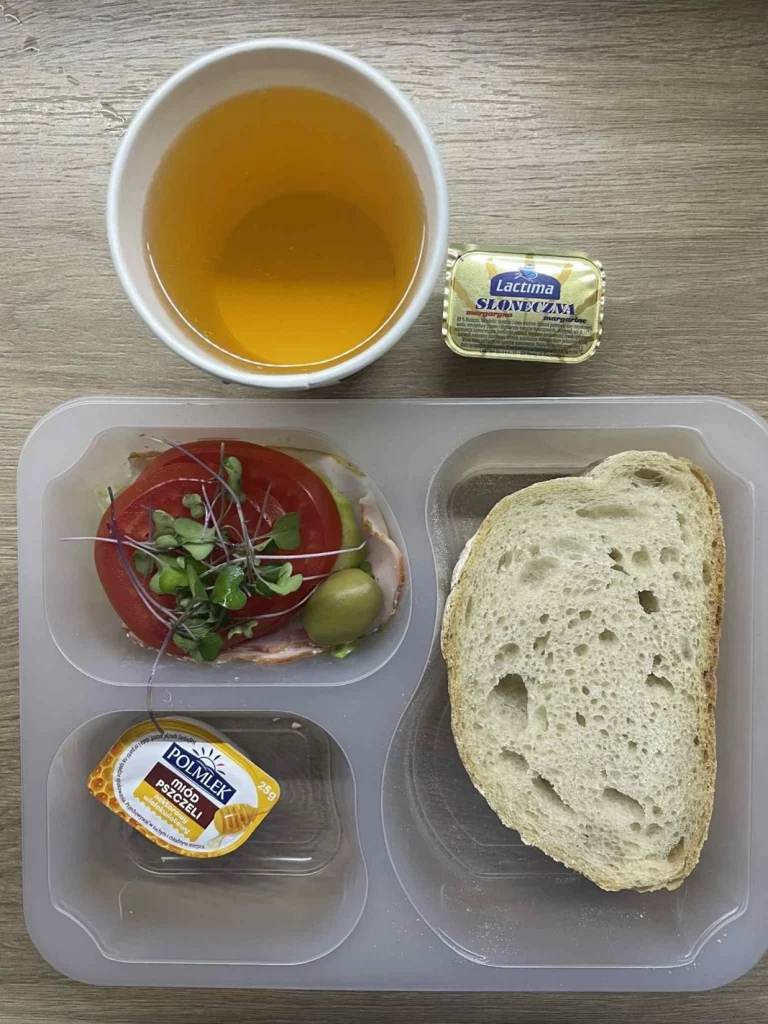 Kolacja: dieta podstawowa (Chorzów, Sosnowiec) Herbata - chleb śląski – margaryna –  miód pszczeli – łopatka konserwowa – ogórek – pomidor – kiełki – oliwki – sałata 
A: GLU, SOJ, MLE, SEL, GOR 
