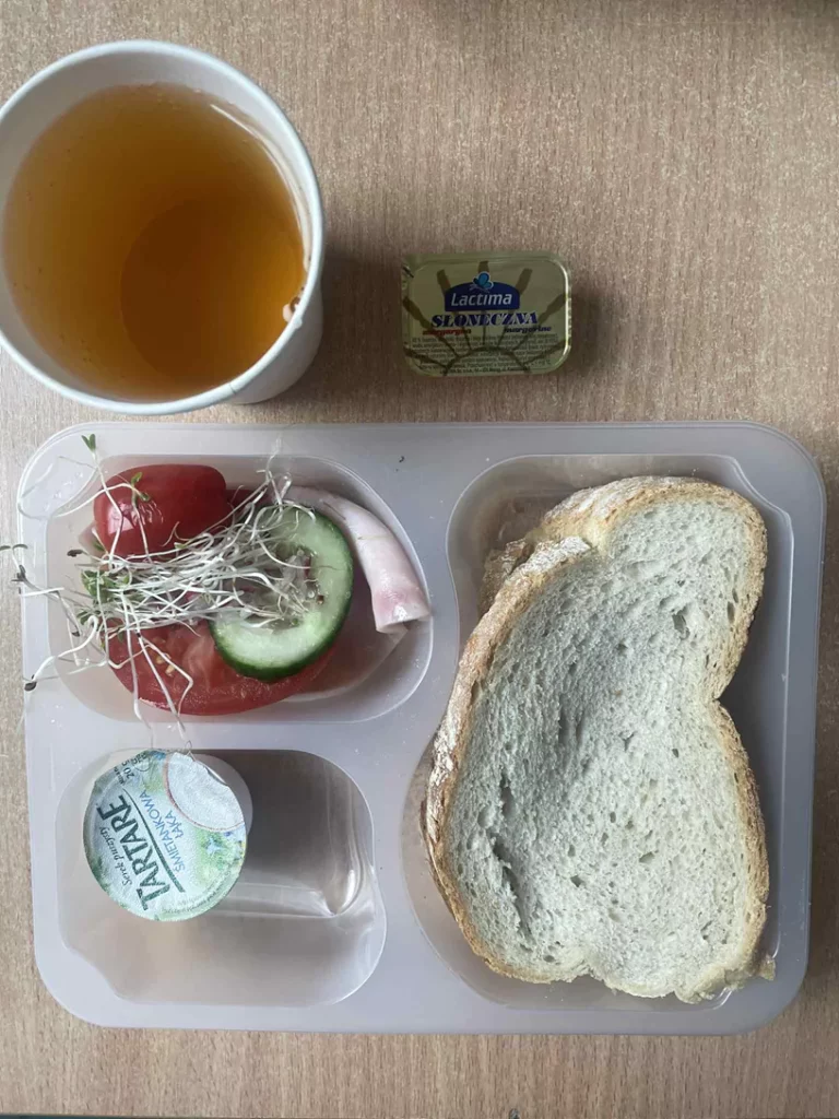 Kolacja: dieta podstawowa (Chorzów, Sosnowiec) 
Herbata - chleb śląski – margaryna  - serek śmietankowa łąka – polędwica sopocka – pomidor – ogórek – kiełki – pomidor koktajlowy 
A: GLU, SOJ, MLE, SEL 
