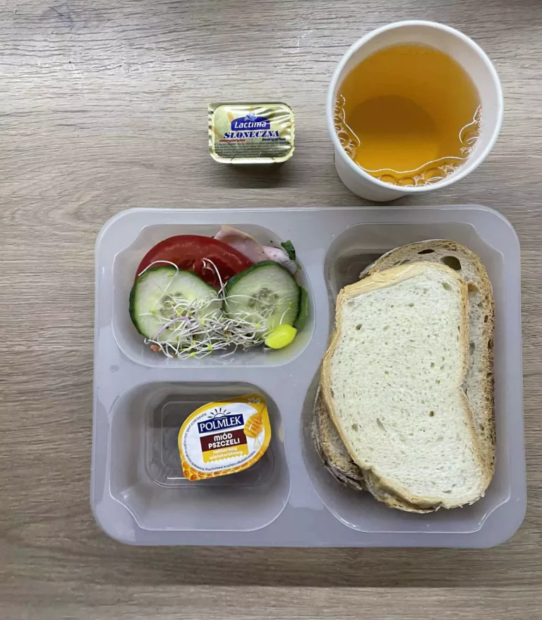 Kolacja: dieta podstawowa (Chorzów, Sosnowiec) 
Herbata - chleb śląski – margaryna –  miód pszczeli – szynka konserwowa – ogórek – pomidor – kiełki – sałata 
A: GLU, SOJ, MLE, SEL, GOR 
