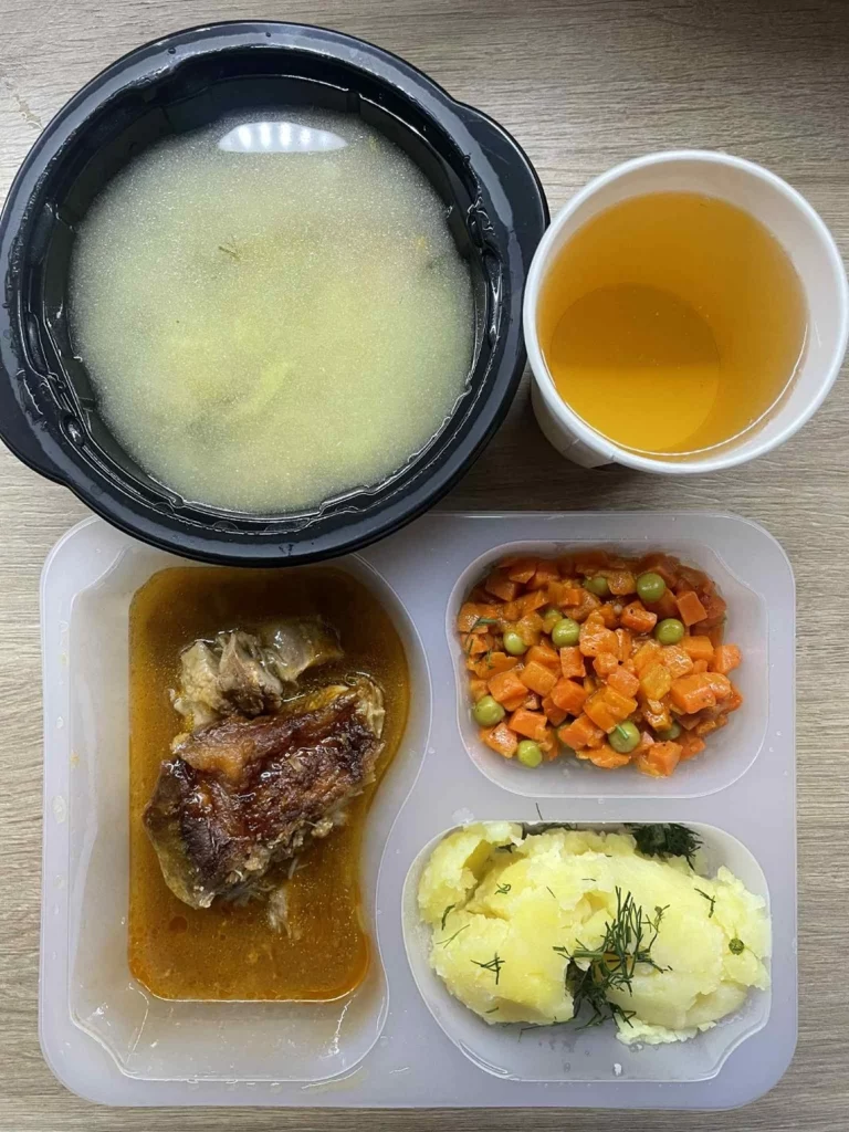 Obiad: dieta podstawowa (Chorzów, Sosnowiec) Zupa ogórkowa z ryżem brązowym – mięso duszone, wieprzowe – marchewka z groszkiem -ziemniaki– kompot
A: GLU, SOJ, MLE, SEL, GOR 
