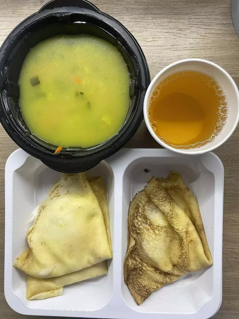Obiad: dieta podstawowa (Chorzów, Sosnowiec) 
Zupa curry z kurczakiem – naleśniki – twarożek do naleśników – kompot
A: GLU, JAJ, MLE
