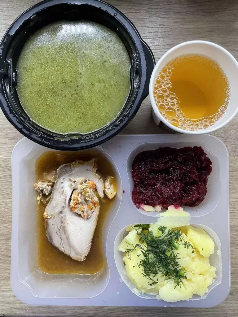 Obiad: dieta podstawowa (Chorzów, Sosnowiec)
Zupa szpinakowa z ziemniakami – roladka drobiowa duszona  - buraczki tarte – ziemniaki z koperkiem
A: GLU, MLE, SEL 

