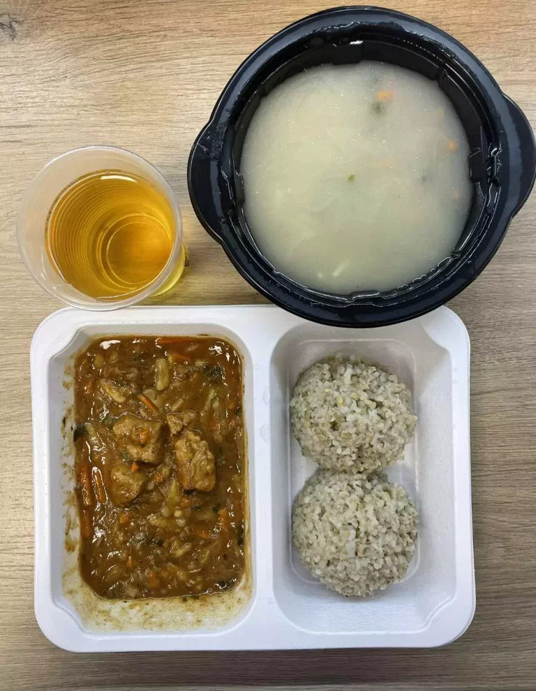 Obiad: dieta podstawowa (Chorzów, Sosnowiec) 
zupa pieczarkowa z makaronem pełnoziarnistym – gulasz z szynki wieprzowej – kasza jęczmienna – kompot
A: GLU, MLE, SEL 
