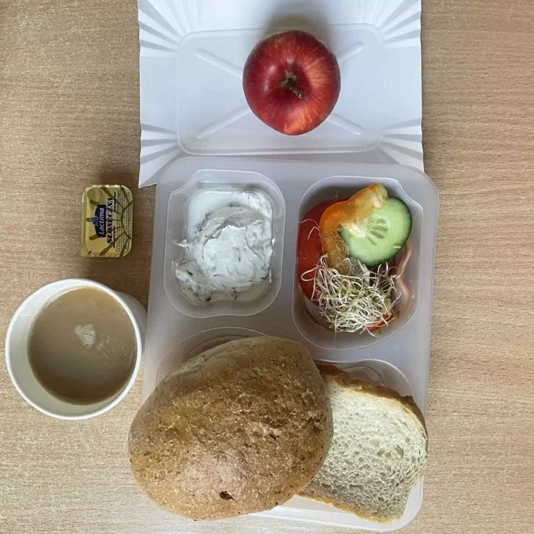 Śniadanie: dieta z ograniczeniem łatwoprzyswajalnych węglowodanów (Chorzów, Sosnowiec) 
kawa zbożowa - chleb graham – grahamka – margaryna – pasta z twarogu z rzodkiewką – łopatka konserwowa – pomidor – kiełki kalarepy – ogórek  - papryka – pomidor – sałata  - jabłko 
A: GLU, SOJ, MLE, SEL, GOR 
