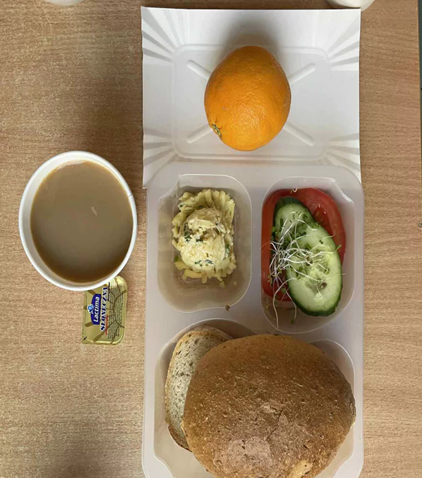 Śniadanie: dieta z ograniczeniem łatwoprzyswajalnych węglowodanów (Chorzów, Sosnowiec) 
kawa zbożowa - chleb graham – grahamka – margaryna – pasta serowa ze szczypiorkiem – szynkowa dębowa – pomidor – sałata – ogórek – kiełki – sałata - pomarańcz
A: GLU, MLE 
 Śniadanie: dieta z ograniczeniem łatwoprzyswajalnych węglowodanów (Chorzów, Sosnowiec) 
kawa zbożowa - chleb graham – grahamka – margaryna – pasta serowa ze szczypiorkiem – szynkowa dębowa – pomidor – sałata – ogórek – kiełki – sałata - pomarańcz
A: GLU, MLE