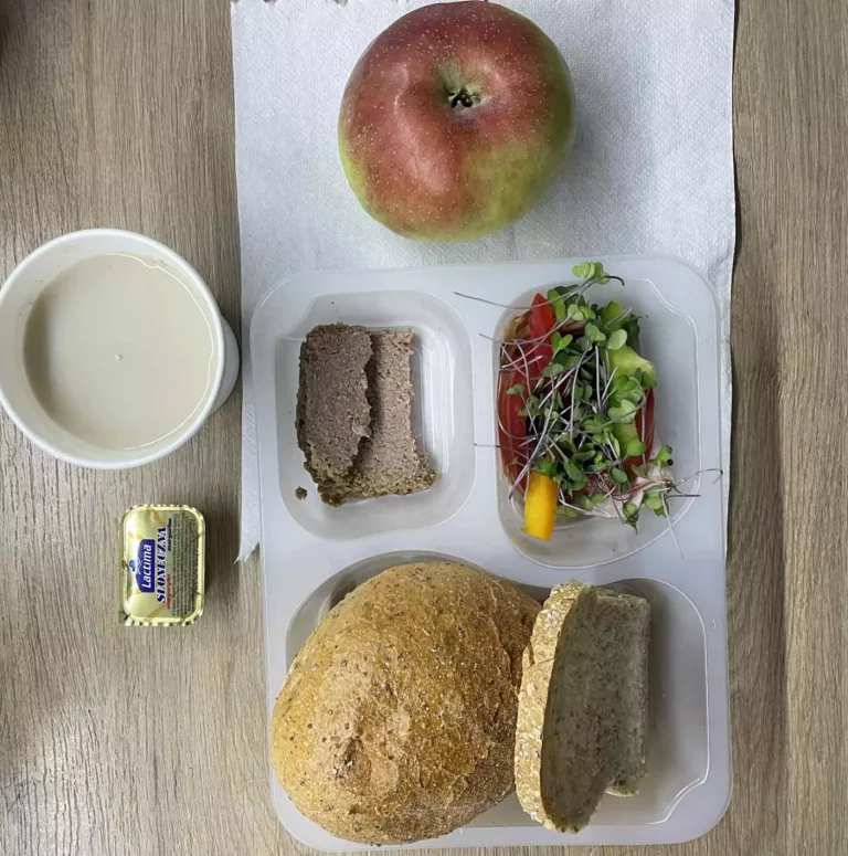 Śniadanie: dieta z ograniczeniem łatwoprzyswajalnych węglowodanów (Chorzów, Sosnowiec) 
kawa zbożowa - chleb graham – margaryna –  pasztet z kurczaka pieczony – szynka biała – papryka – sałata – pomidor – ogórek – oliwki – kiełki - jabłko
A: GLU, SOJ, MLE, SEL, GOR 
