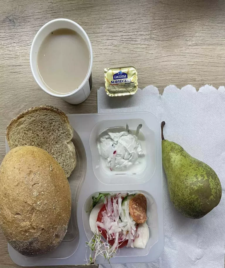 Śniadanie: dieta z ograniczeniem łatwoprzyswajalnych węglowodanów (Chorzów, Sosnowiec)
kawa zbożowa - chleb graham – margaryna – pasta z twarogu z ogórkiem – polędwica sopocka – rzodkiewka – sałata –  pomidor – ogórek – kiełki – sałata - gruszka
A: GLU, SOJ, MLE, SEL 
