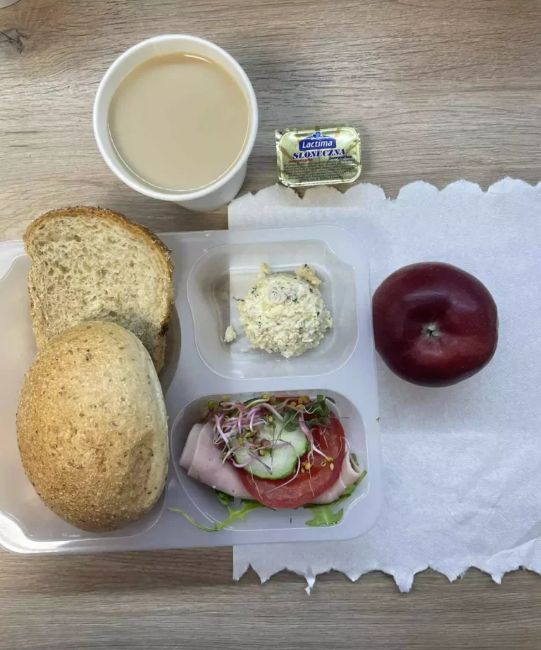 Śniadanie: dieta z ograniczeniem łatwoprzyswajalnych węglowodanów (Chorzów, Sosnowiec) 
kawa zbożowa - chleb graham – margaryna – grahamka – pasta jajeczna z koperkiem i jogurtem – szynka rzeźnika – pomidor – sałata – ogórek – kiełki -  jabłko
A: GLU, JAJ, SOJ, MLE, SEL, GOR  
