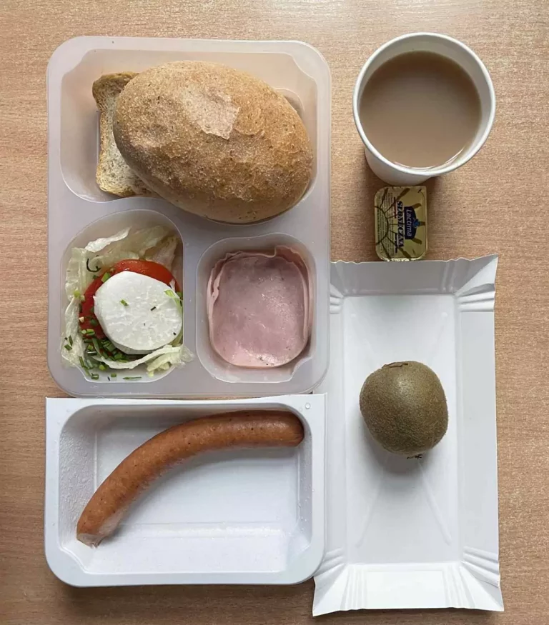 Śniadanie: dieta z ograniczeniem łatwoprzyswajalnych węglowodanów (Chorzów, Sosnowiec) 
kawa zbożowa - chleb graham – grahamka -  margaryna – parówki z szynki – szynka biała – ogórek – sałata – pomidor – rzepa – szczypiorek – kiwi 
A: GLU, SOJ, MLE, SEL, GOR 
