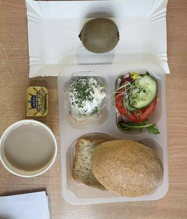 Śniadanie: dieta z ograniczeniem łatwoprzyswajalnych węglowodanów (Chorzów, Sosnowiec)
kawa zbożowa - chleb graham – grahamka – margaryna – pasta z twarogu z rzodkiewką – łopatka konserwowa – pomidor – kiełki kalarepy – ogórek – sałata -  kiwi
A: GLU, SOJ, MLE, SEL, GOR 
