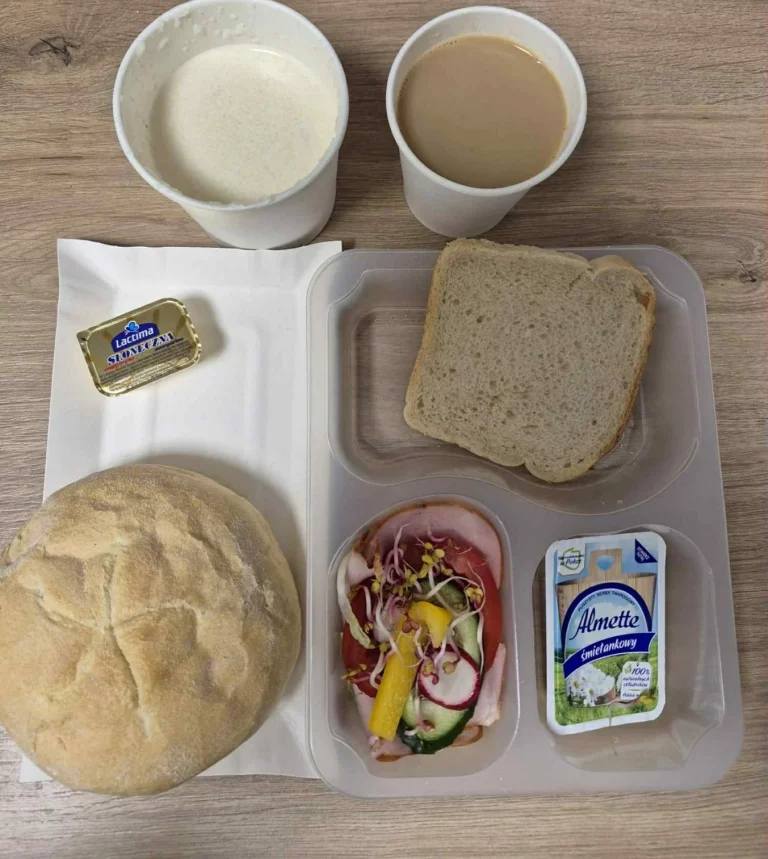 Śniadanie: dieta podstawowa (Chorzów, Sosnowiec) Zupa mleczna z kaszą orkiszową – kawa zbożowa – chleb graham – kajzerka – margaryna – szynka biała – serek Hochland – ogórek – sałata – pomidor – papryka – kiełki - rzodkiewka
A: GLU, SOJ, MLE, SEL, GOR 
