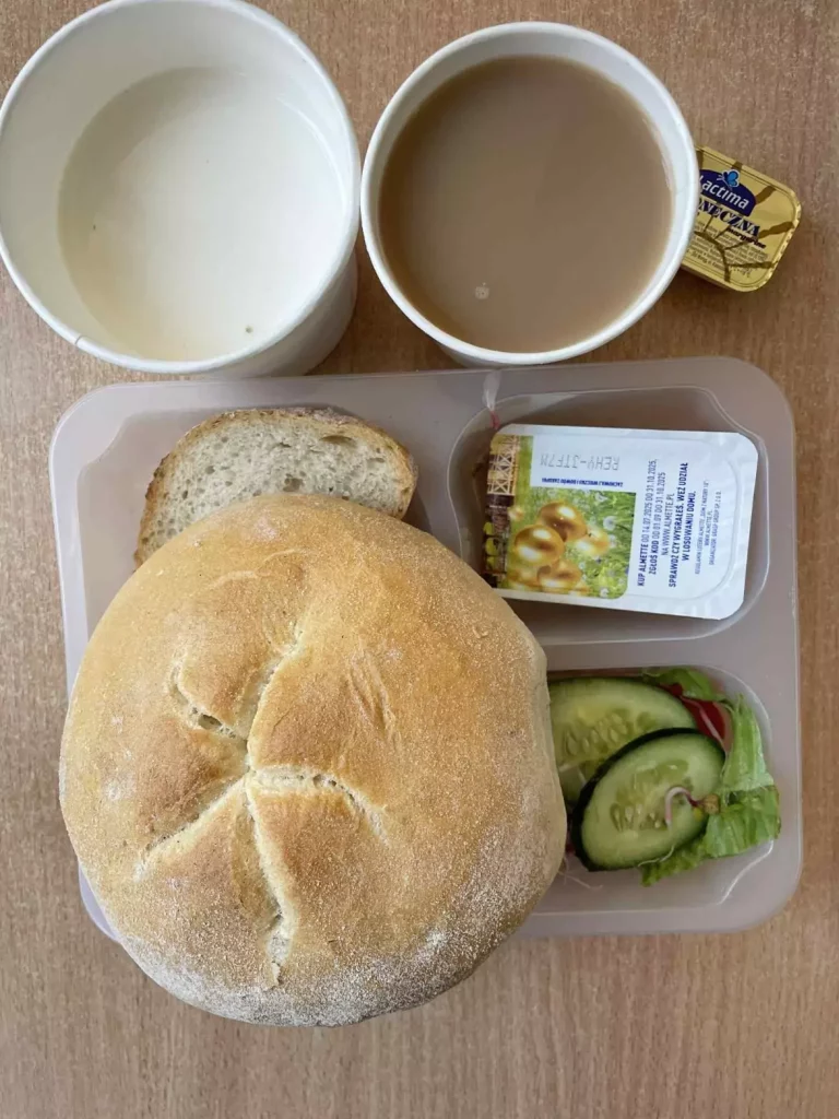 Śniadanie: dieta podstawowa (Chorzów, Sosnowiec) 
Zupa mleczna z płatkami owsianymi – kawa zbożowa – chleb śląski – kajzerka – margaryna – polędwica sopocka – serek Hochland – pomidor – sałata – ogórek – kiełki 
A: GLU, SOJ, MLE, SEL 
