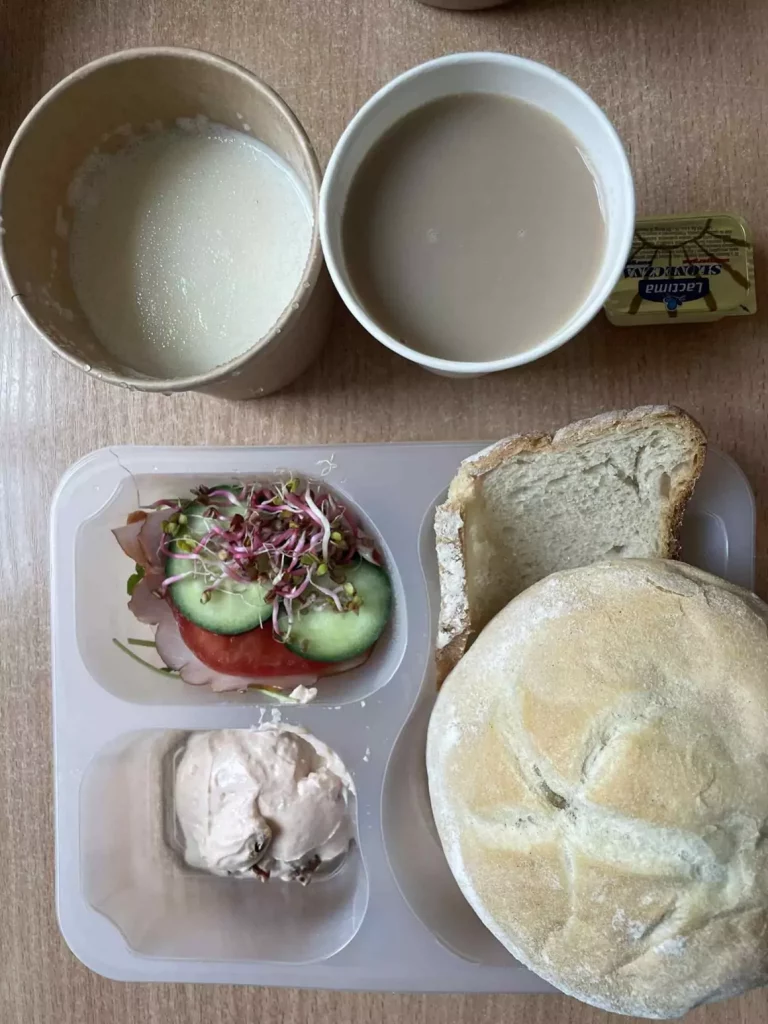 Śniadanie: dieta podstawowa (Chorzów, Sosnowiec) 
Zupa mleczna z brązowym ryżem – kawa zbożowa – chleb śląski – kajzerka – margaryna – pasta z twarogu z suszonymi pomidorami i bazylią – szynkowa dębowa – ogórek – sałata – pomidor – kiełki 
A: GLU, MLE

