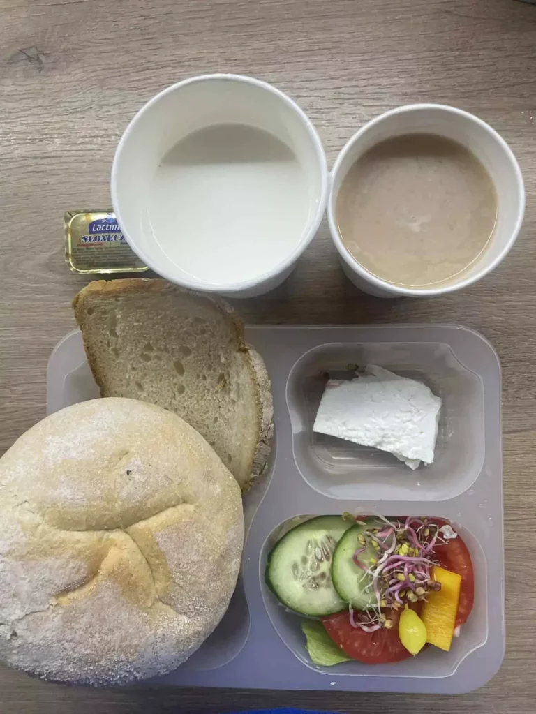 Śniadanie: dieta podstawowa (Chorzów, Sosnowiec) 
Zupa mleczna z kaszą orkiszową – kawa zbożowa – chleb śląski – kajzerka – margaryna – twaróg krajanka – szynkowa z kurczakiem – ogórek – sałata – kiełki – papryka – pomidor  
A: GLU, SOJ, MLE, GOR 

