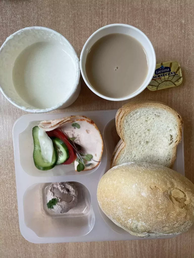 Śniadanie: dieta podstawowa (Chorzów, Sosnowiec) 
Zupa mleczna z płatkami owsianymi – kawa zbożowa – chleb śląski – kajzerka – margaryna – szynka biała – pasztet z kurczaka – ogórek – sałata – pomidor – kiełki - rzodkiewka
A: GLU, JAJ, SOJ, MLE, SEL, GOR 
