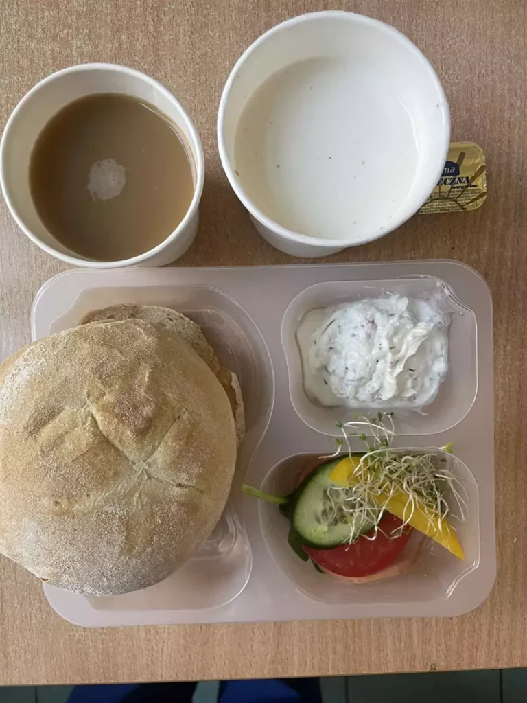 Śniadanie: dieta podstawowa (Chorzów, Sosnowiec) 
Zupa mleczna z brązowym ryżem – kawa zbożowa – chleb śląski – kajzerka – margaryna – pasta z twarogu z rzodkiewką – łopatka konserwowa – pomidor – kiełki kalarepy – ogórek- papryka 
A: GLU, SOJ, MLE, SEL, GOR 
