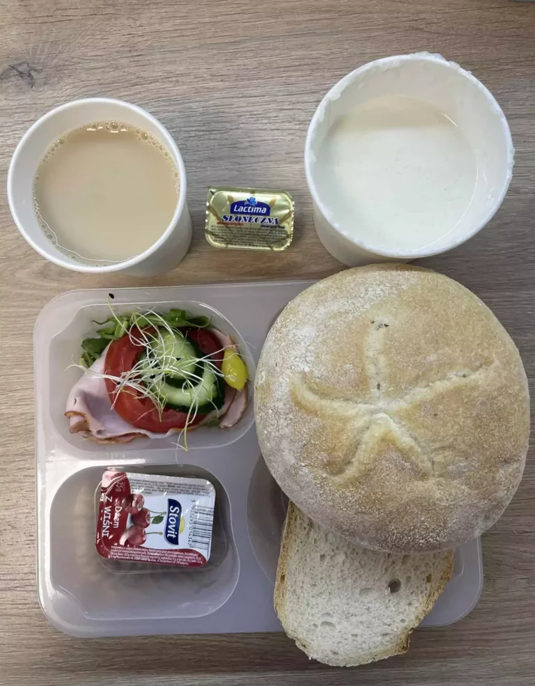 Śniadanie: dieta podstawowa (Chorzów, Sosnowiec)
Zupa mleczna z płatkami gryczanymi – kawa zbożowa – chleb śląski – kajzerka – margaryna – dżem owocowy, niskosłodzony – szynka rzeźnika – pomidor –ogórek – kiełki – sałata – papryka
A: GLU, MLE, SEL
Śniadanie: dieta podstawowa (Chorzów, Sosnowiec)
Zupa mleczna z płatkami gryczanymi – kawa zbożowa – chleb śląski – kajzerka – margaryna – dżem owocowy, niskosłodzony – szynka rzeźnika – pomidor –ogórek – kiełki – sałata – papryka
A: GLU, MLE, SEL