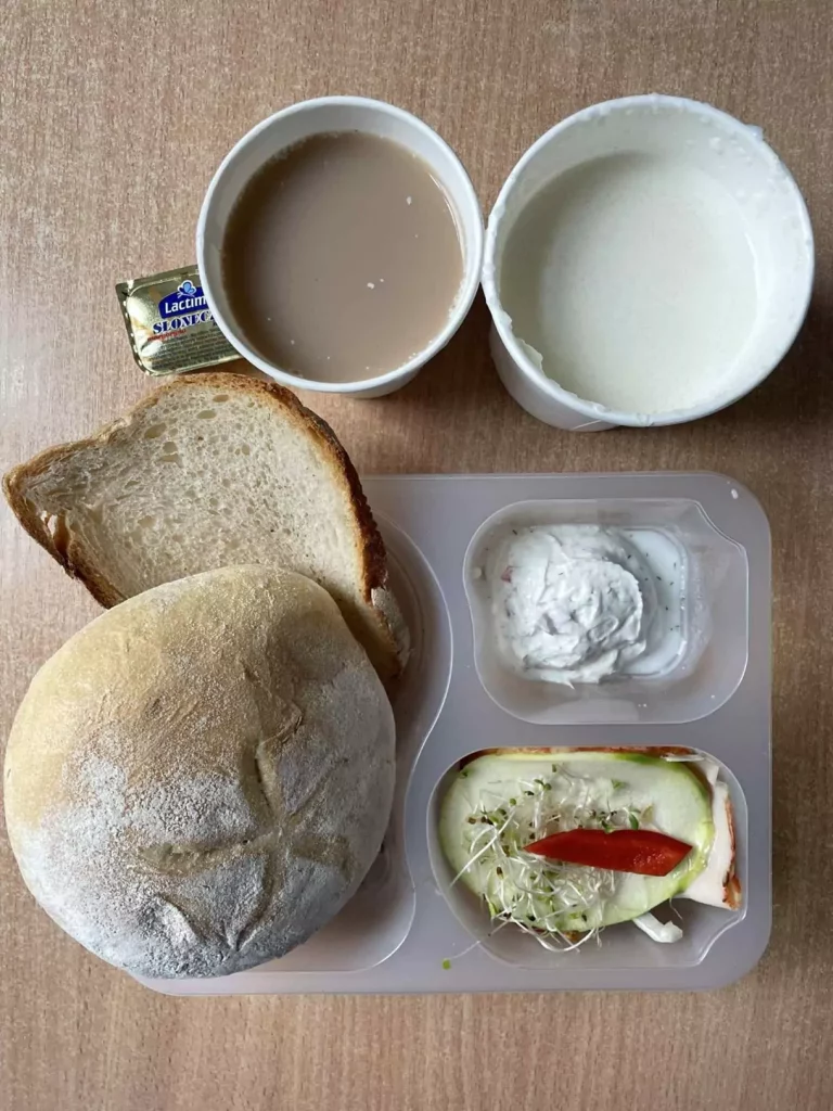 Śniadanie: dieta podstawowa (Chorzów, Sosnowiec) 
Zupa mleczna z brązowym ryżem – kawa zbożowa – chleb śląski – kajzerka – margaryna – pasta z twarożku z zielonym ogórkiem – łopatka konserwowa – pomidor – ogórek – cukinia – sałata – papryka – kiełki 
A: GLU, SOJ, MLE, SEL, GOR 
