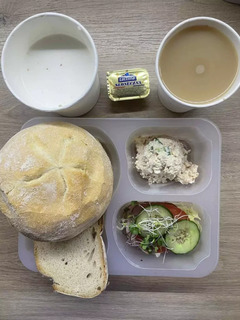 Śniadanie: dieta podstawowa (Chorzów, Sosnowiec) 
Zupa mleczna z płatkami gryczanymi – kawa zbożowa – chleb śląski – kajzerka – margaryna – pasta jajeczna z koperkiem – polędwica sopocka – pomidor – sałata – kiełki – ogórek - szczypiorek
A: GLU, JAJ, SOJ, MLE, SEL, GOR 
