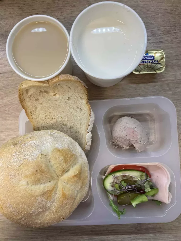 Śniadanie: dieta podstawowa (Chorzów, Sosnowiec) 
Zupa mleczna z kaszą manną – kawa zbożowa – chleb śląski – kajzerka – margaryna – pasztet z kurczaka pieczony – papryka – sałata – ogórek – ogórek kiszony – pomidor – kiełki 
A: GLU, JAJ, SOJ, MLE, SEL, GOR 
