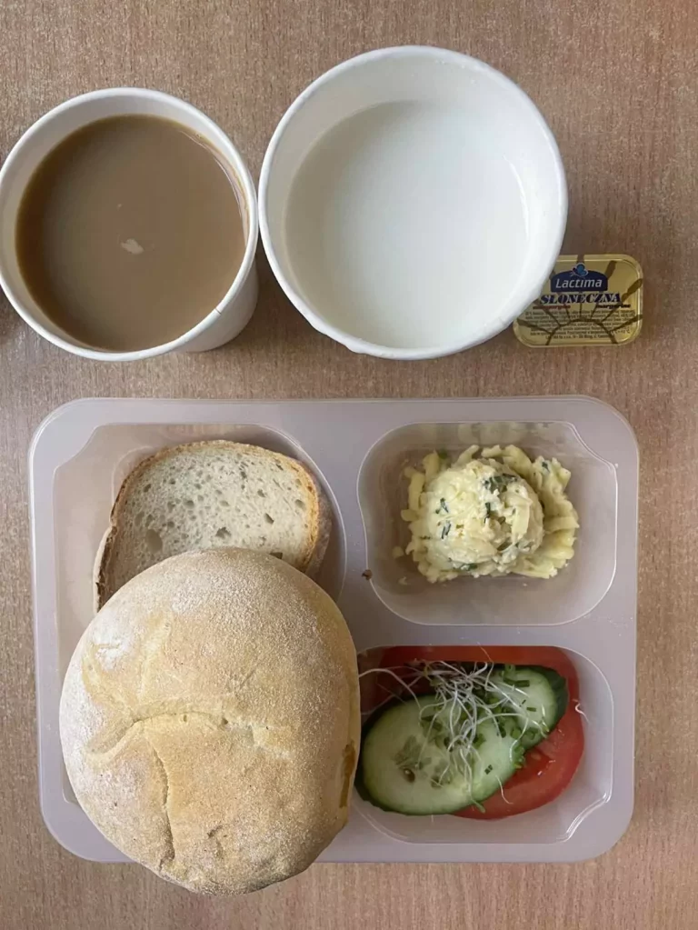 Śniadanie: dieta podstawowa (Chorzów, Sosnowiec) 
Zupa mleczna z płatkami owsianymi – kawa zbożowa – chleb śląski – kajzerka – margaryna – pasta serowa ze szczypiorkiem - szynkowa dębowa – pomidor – sałata – ogórek – kiełki 
A: GLU, MLE 
 Śniadanie: dieta podstawowa (Chorzów, Sosnowiec) 
Zupa mleczna z płatkami owsianymi – kawa zbożowa – chleb śląski – kajzerka – margaryna – pasta serowa ze szczypiorkiem - szynkowa dębowa – pomidor – sałata – ogórek – kiełki 
A: GLU, MLE
