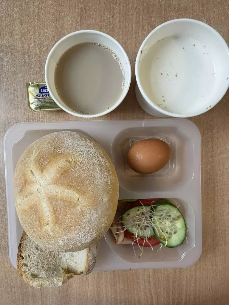 Śniadanie: dieta podstawowa (Chorzów, Sosnowiec)
Zupa mleczna z brązowym ryżem – kawa zbożowa – chleb śląski – kajzerka – margaryna – jaja gotowane – łopatka konserwowa – ogórek – sałata – pomidor – kiełki
A: GLU, JAJ, SOJ, MLE, SEL, GOR
Śniadanie: dieta podstawowa (Chorzów, Sosnowiec)
Zupa mleczna z brązowym ryżem – kawa zbożowa – chleb śląski – kajzerka – margaryna – jaja gotowane – łopatka konserwowa – ogórek – sałata – pomidor – kiełki
A: GLU, JAJ, SOJ, MLE, SEL, GOR